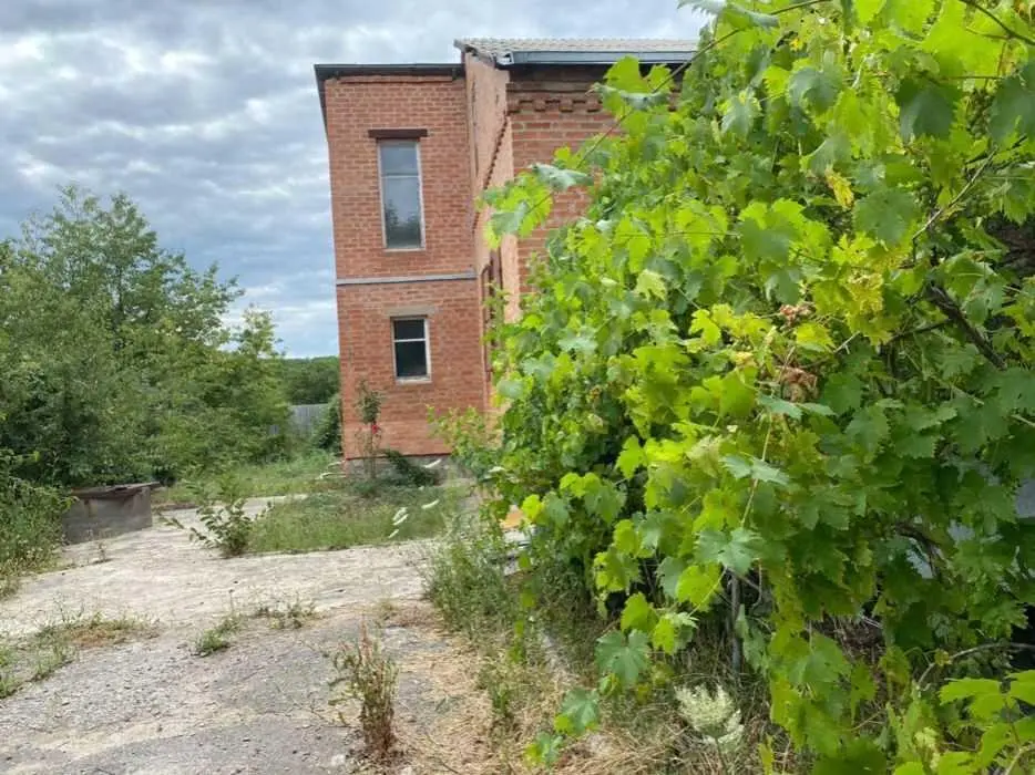 Добротний будинок в живописному місці.