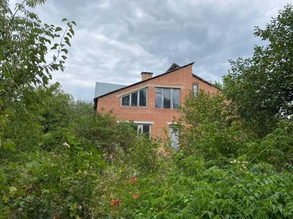 Добротний будинок в живописному місці.