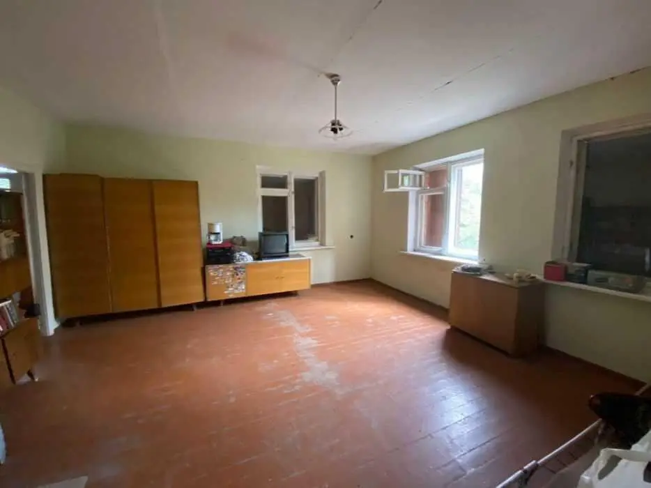 Добротний будинок в живописному місці.