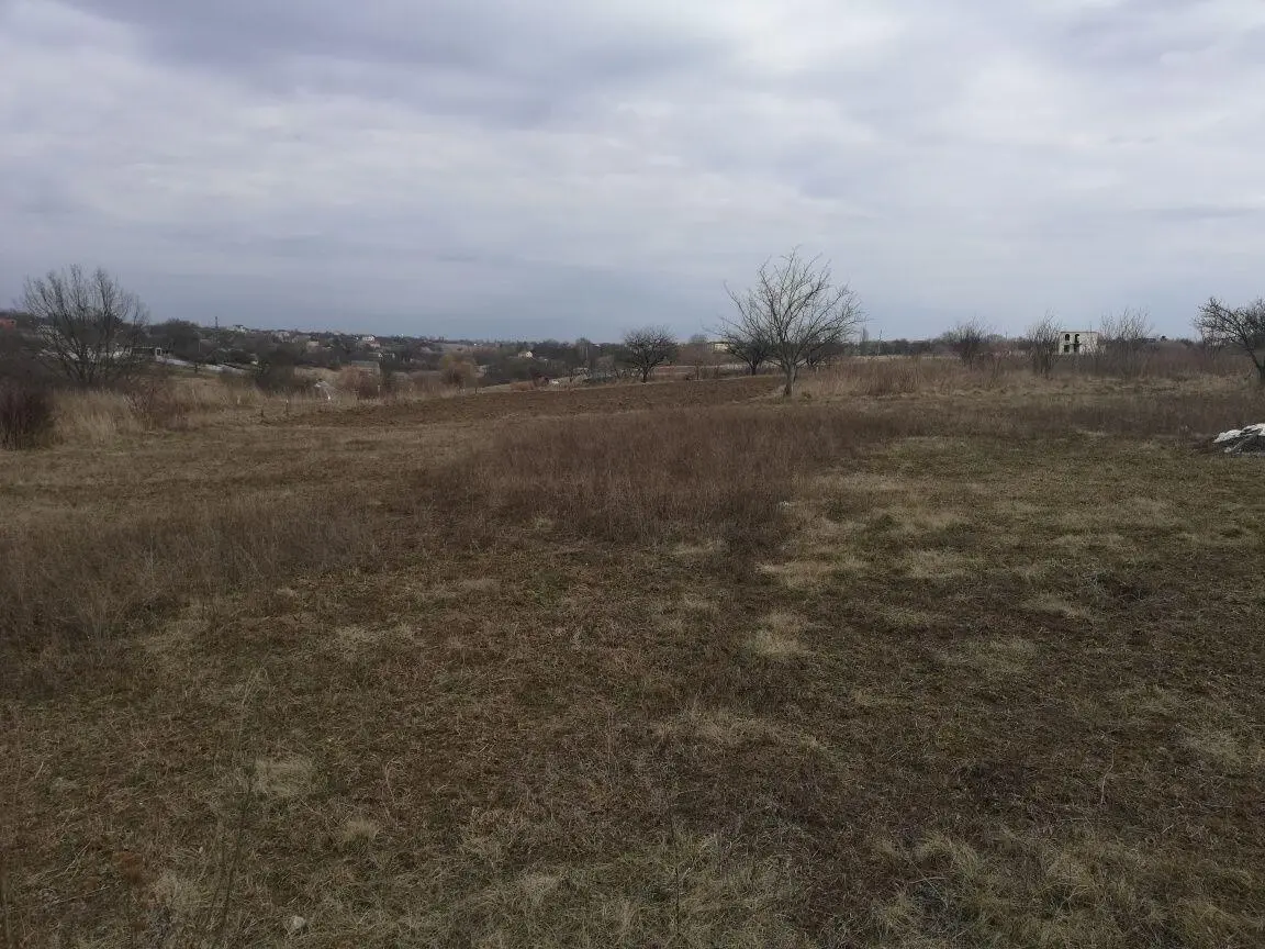 Простора ділянка в місті, район Польової.