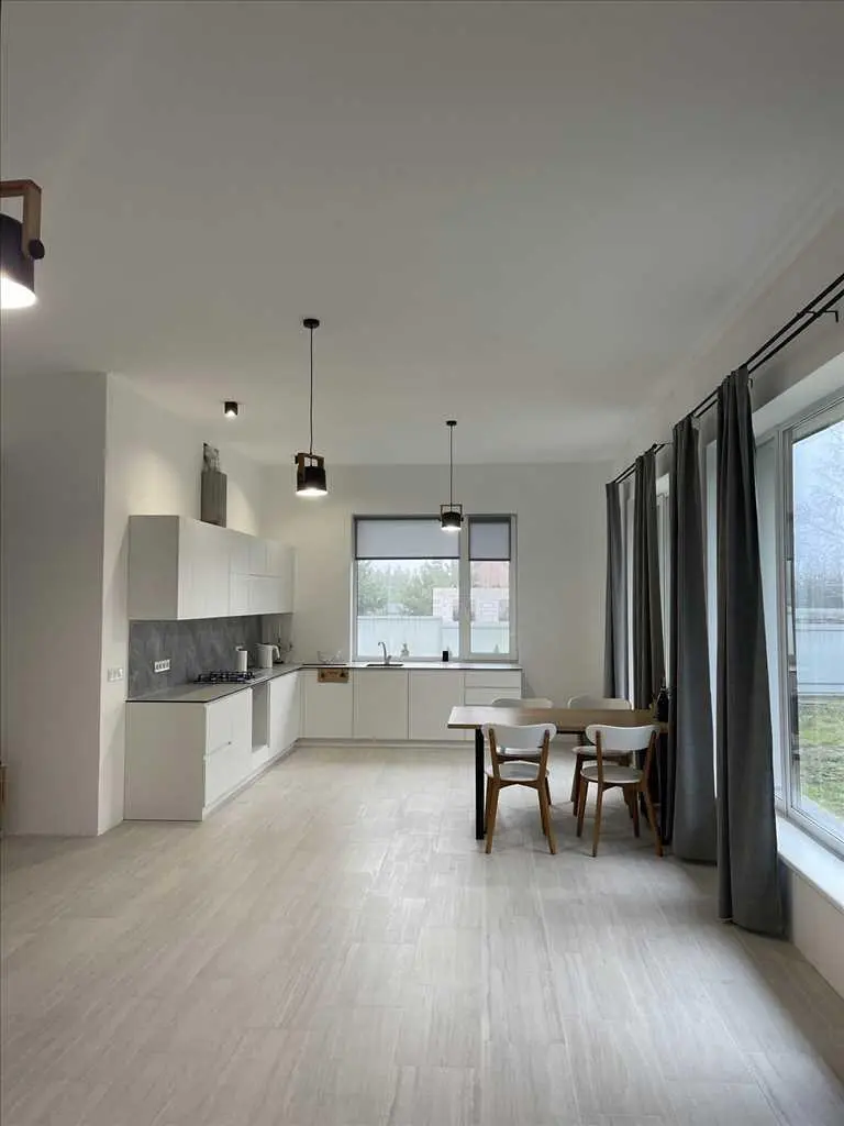 Будинок в сосновому лісі