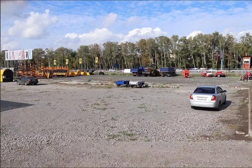 Торговий центр вздовж траси Київ - Харків