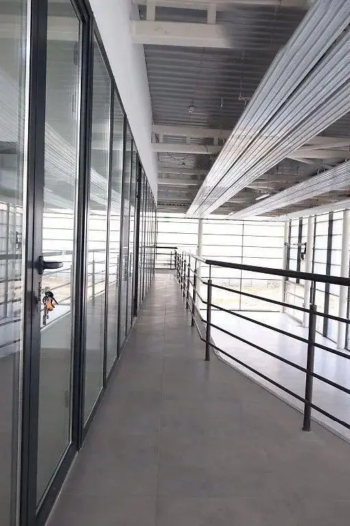 Торговий центр вздовж траси Київ - Харків