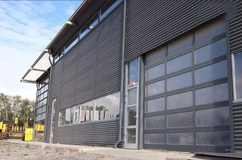 Торговий центр вздовж траси Київ - Харків