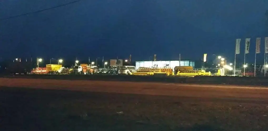 Торговий центр вздовж траси Київ - Харків