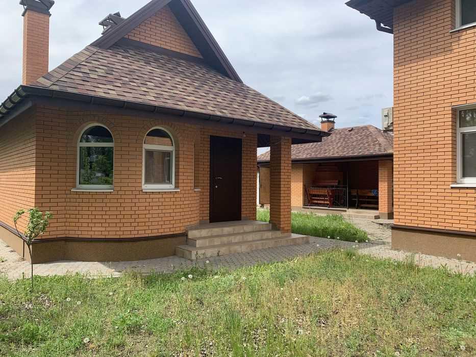 Заміський будинок біля річки з виходом на пляж