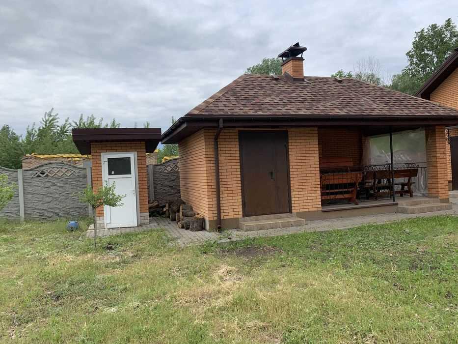 Заміський будинок біля річки з виходом на пляж