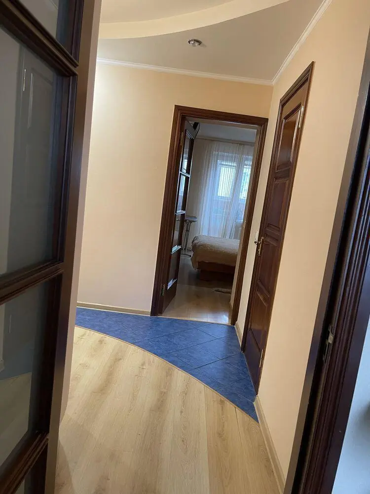 3 кімнатна квартира в гарному стані. Меблі та техніка в подарунок! 