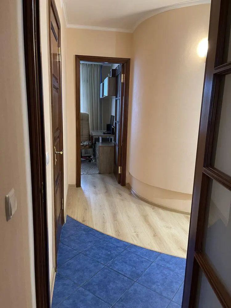 3 кімнатна квартира в гарному стані. Меблі та техніка в подарунок! 