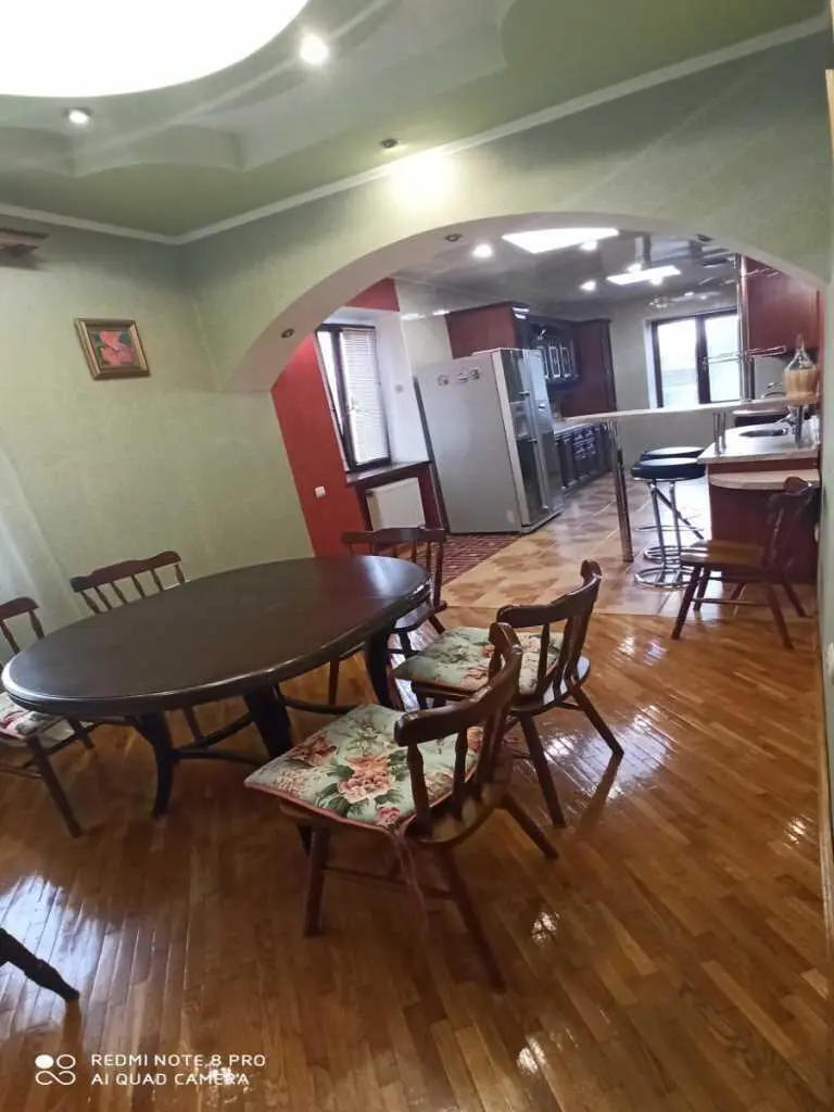 Простора квартира в центрі міста.