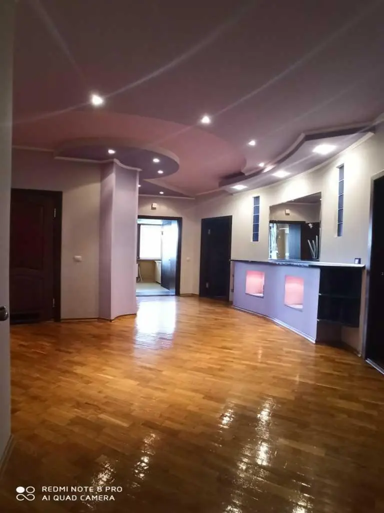 Простора квартира в центрі міста.