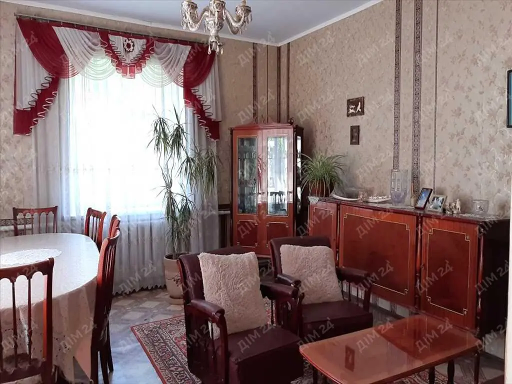 Будинок на 2 входа в передмісті