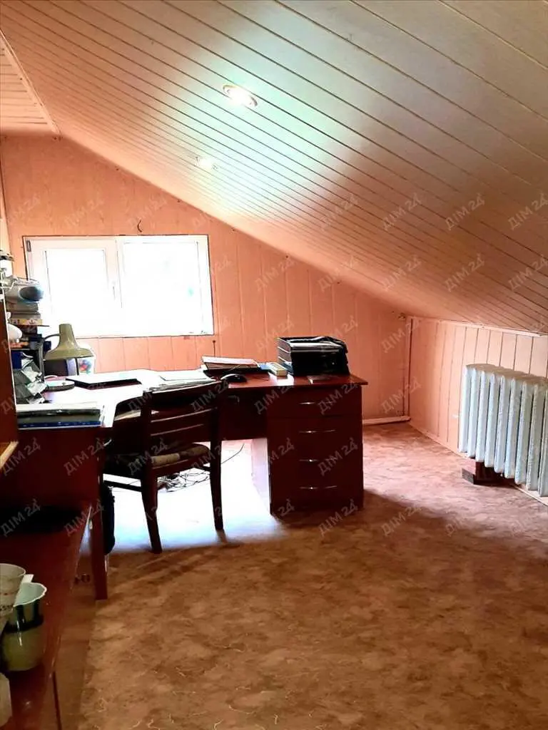 Будинок на 2 входа в передмісті