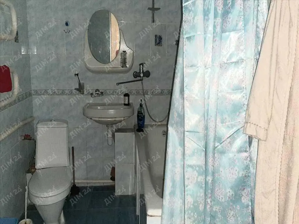 Будинок на 2 входа в передмісті