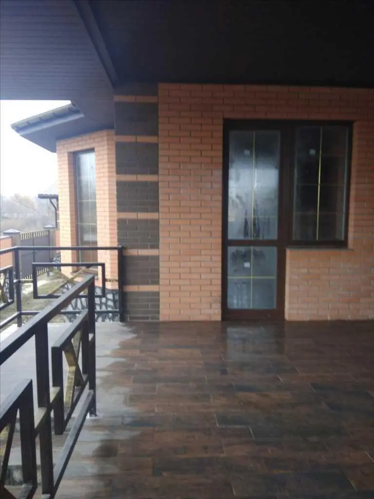 Сучасний будинок в елітному районі міста!