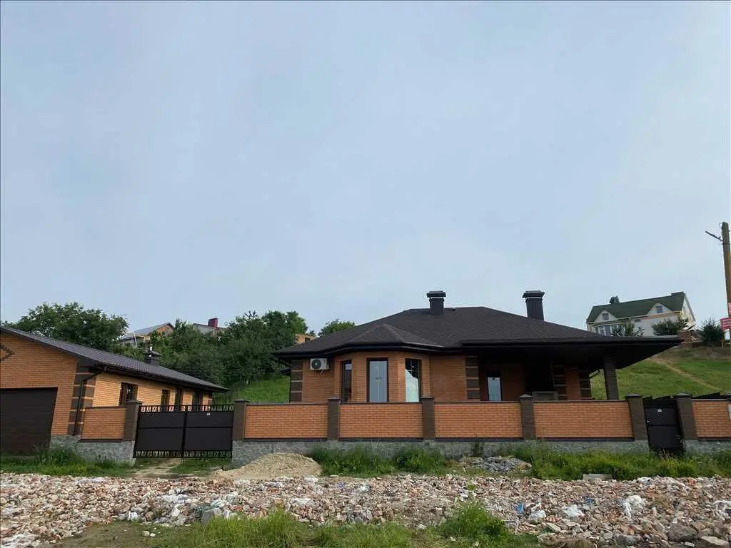 Сучасний будинок в елітному районі міста!