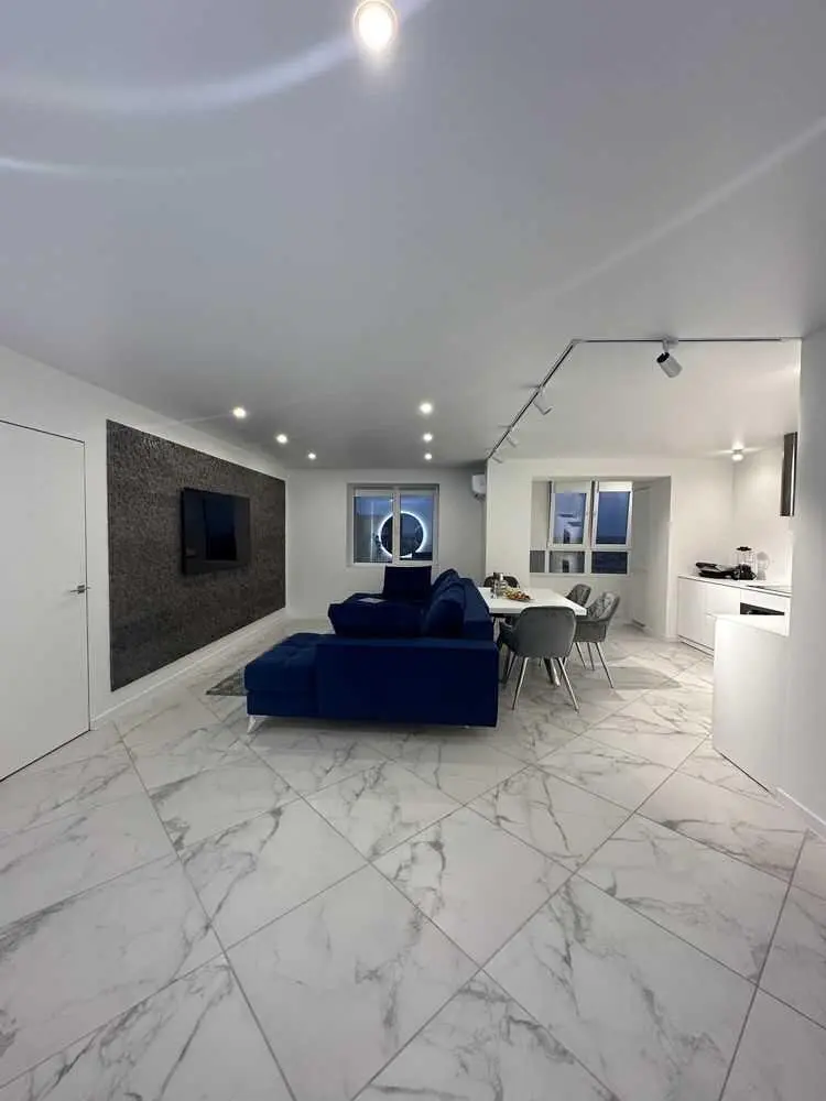 Квартира в новому будинку з дизайнерським  ремонтом!