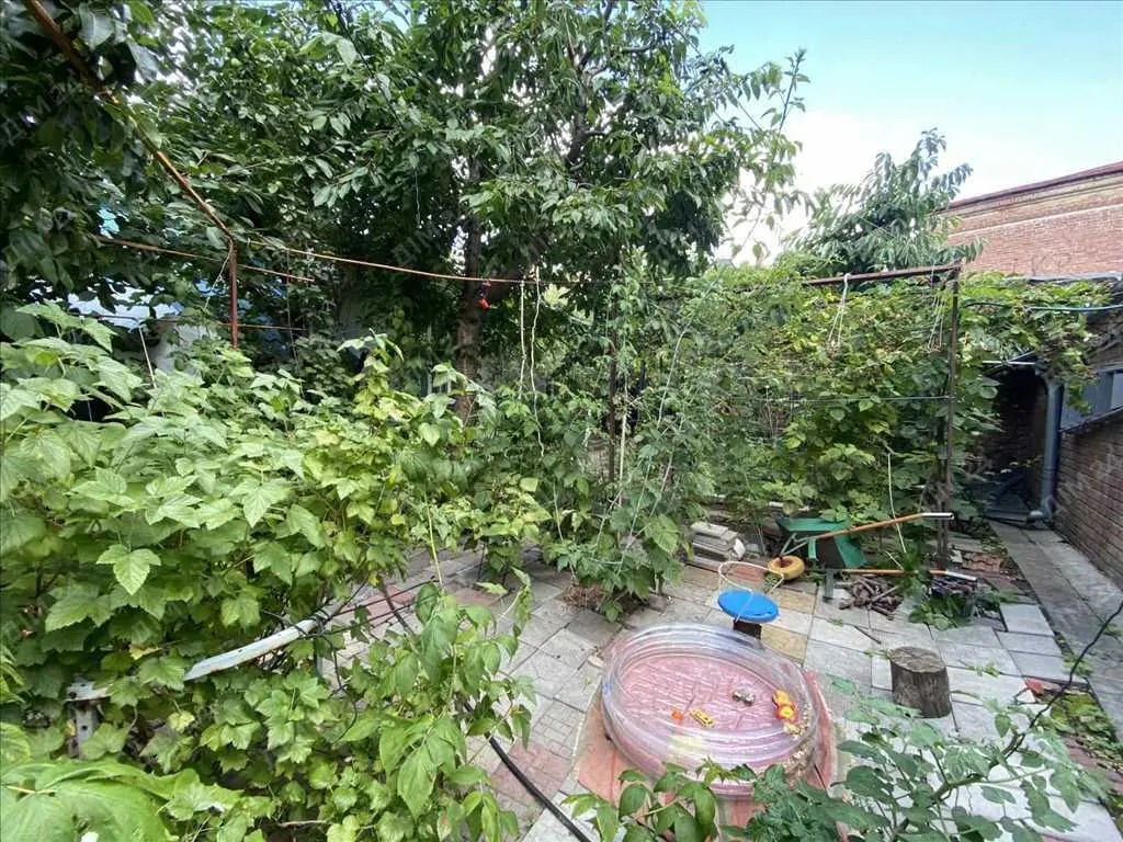 Частина будинку в центрі міста!