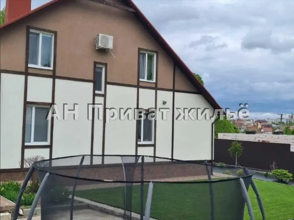 Сучасний будинок в екологічному районі