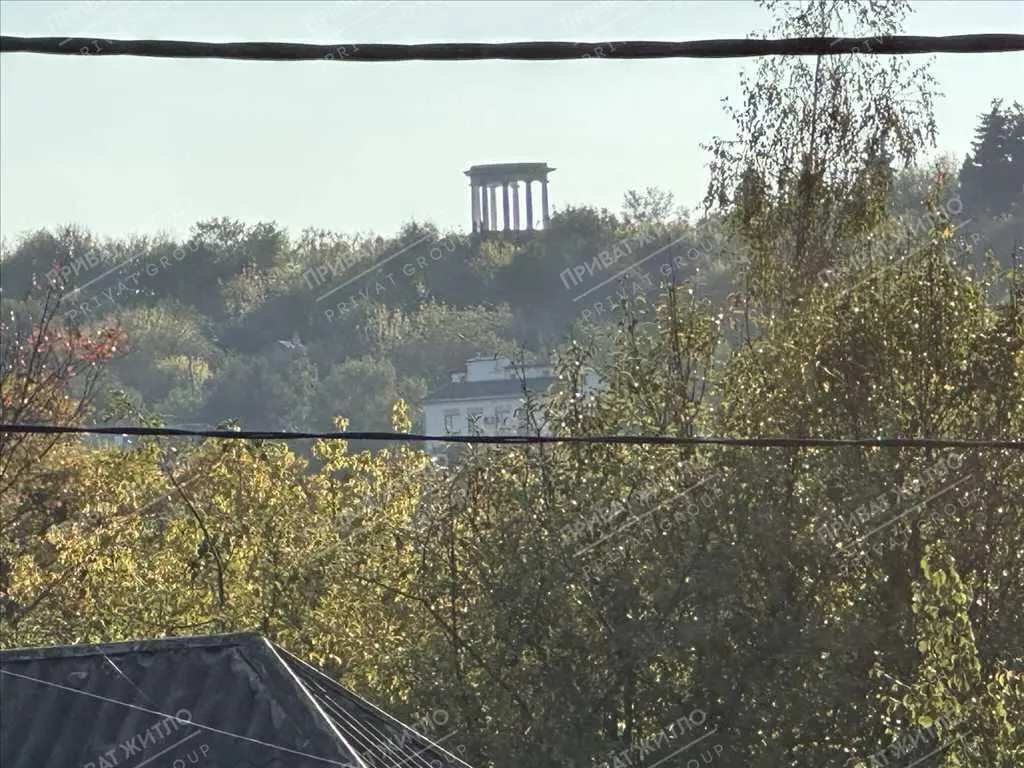 Сучасний будинок на Подолі