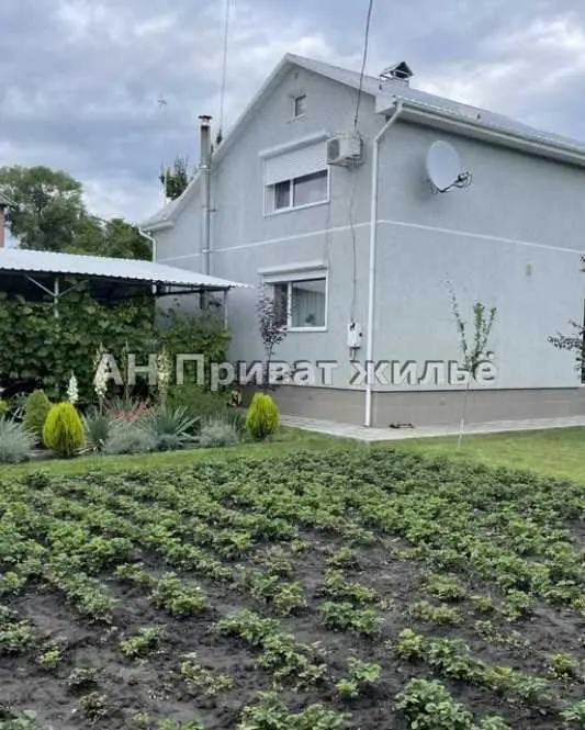 Будинок поруч з річкою на Вороніна