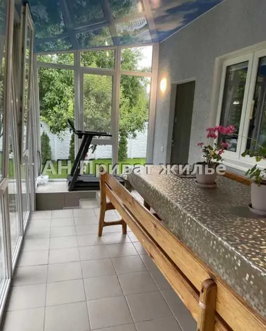 Будинок поруч з річкою на Вороніна