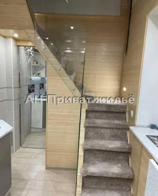 Будинок поруч з річкою на Вороніна