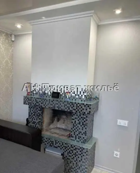 Будинок поруч з річкою на Вороніна