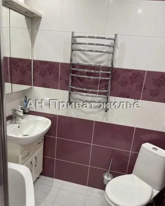 Будинок поруч з річкою на Вороніна