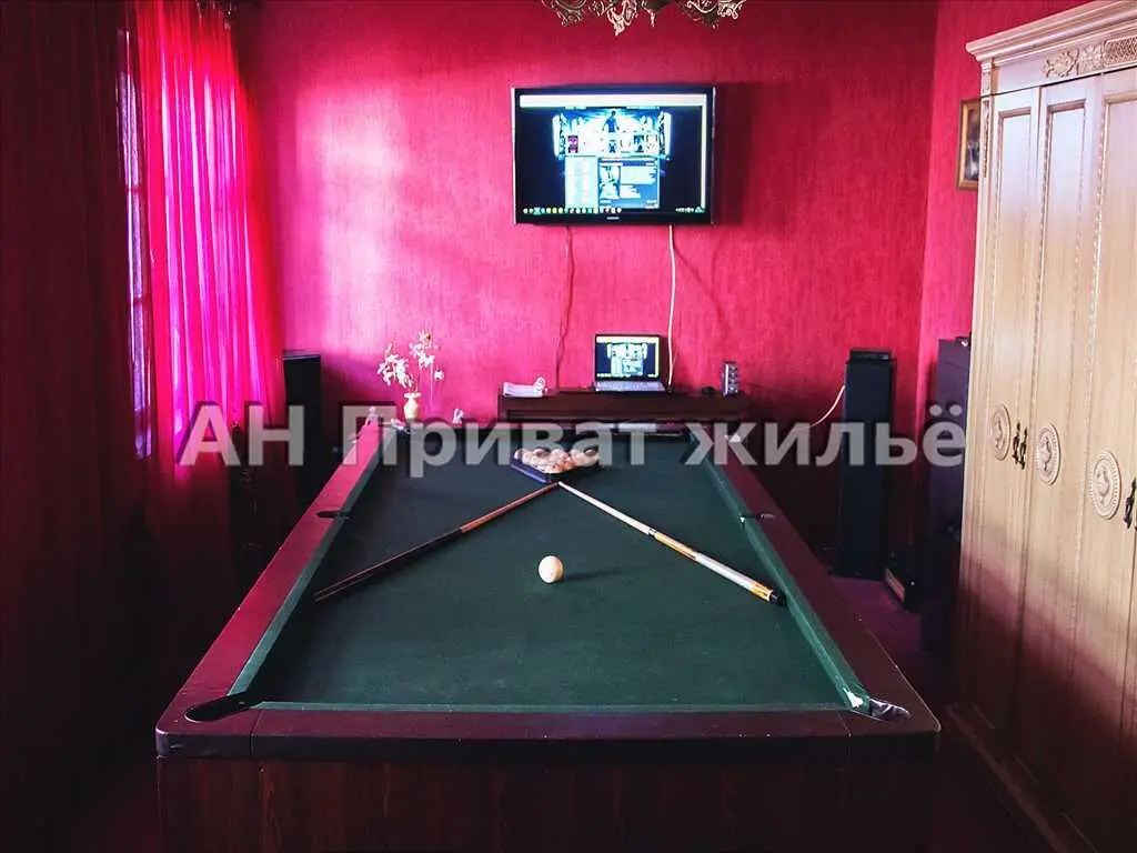 3-х поверховий будинок на 12 кімнат