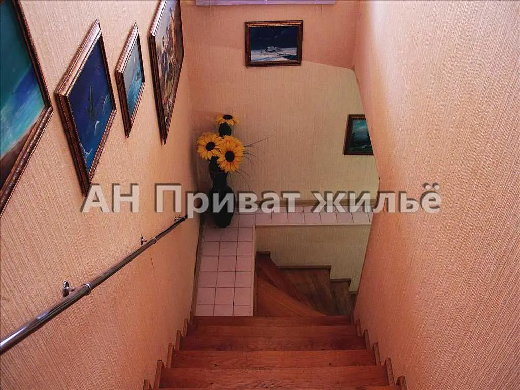 3-х поверховий будинок на 12 кімнат