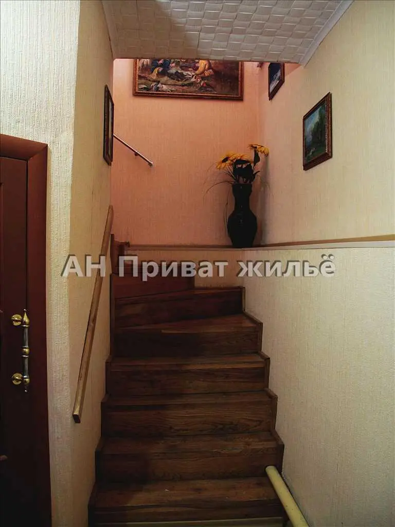 3-х поверховий будинок на 12 кімнат