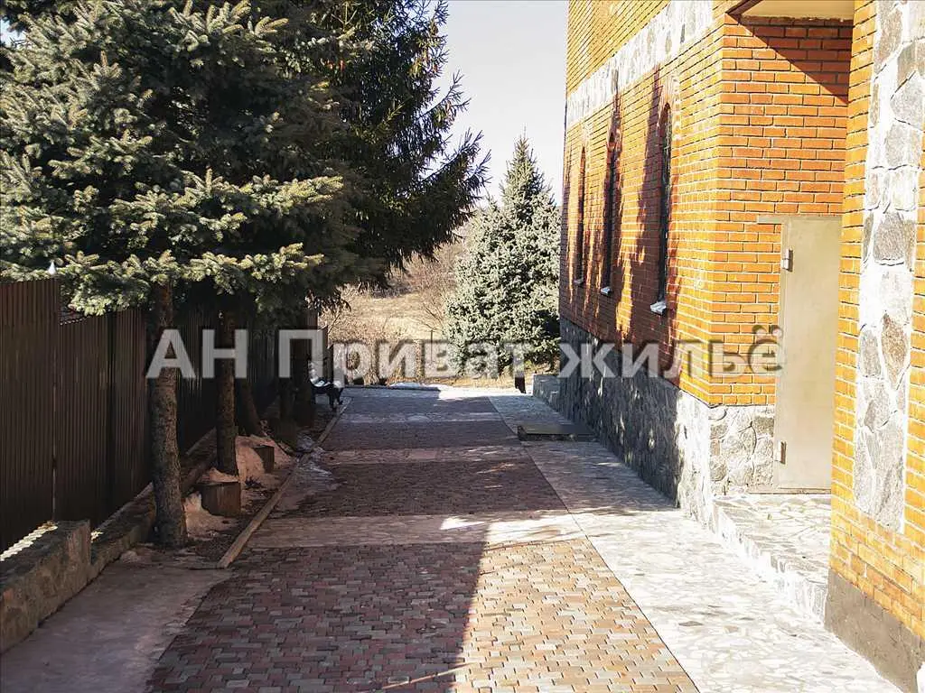 3-х поверховий будинок на 12 кімнат