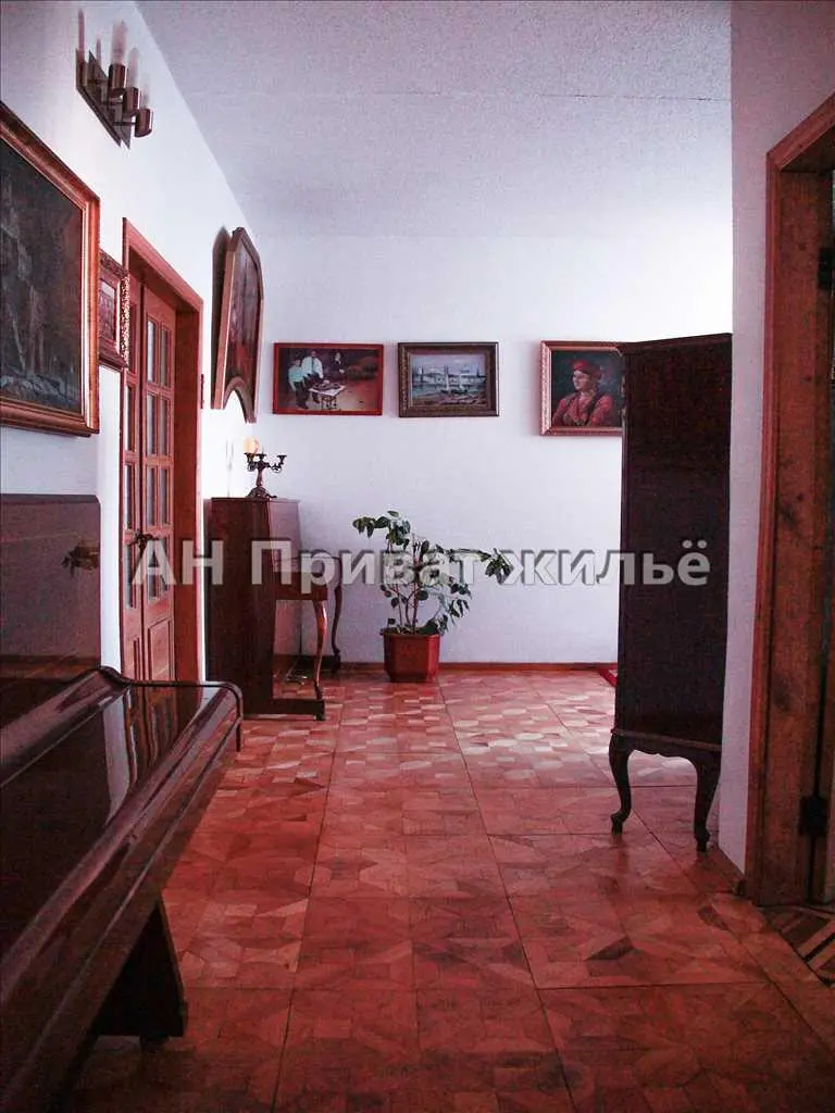 3-х поверховий будинок на 12 кімнат