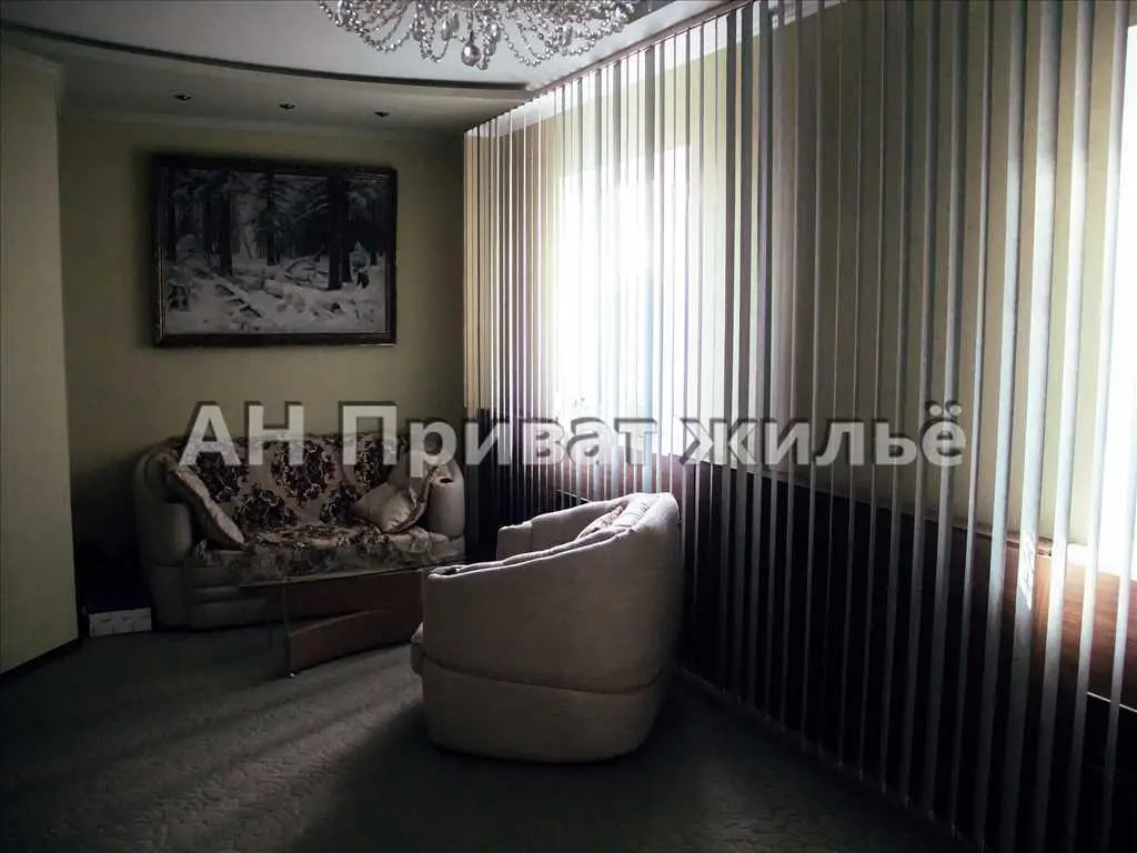 3-х поверховий будинок на 12 кімнат