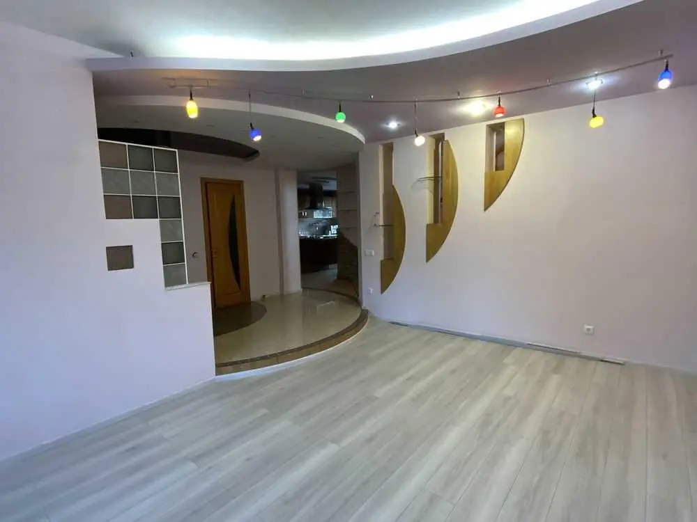 Просторий будинок в тихому центрі 