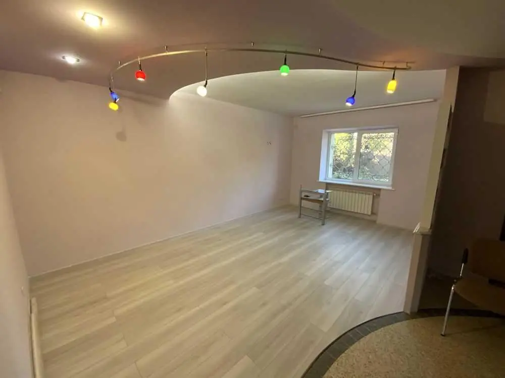 Просторий будинок в тихому центрі 