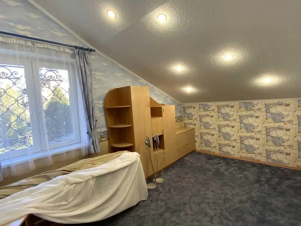 Просторий будинок в тихому центрі 