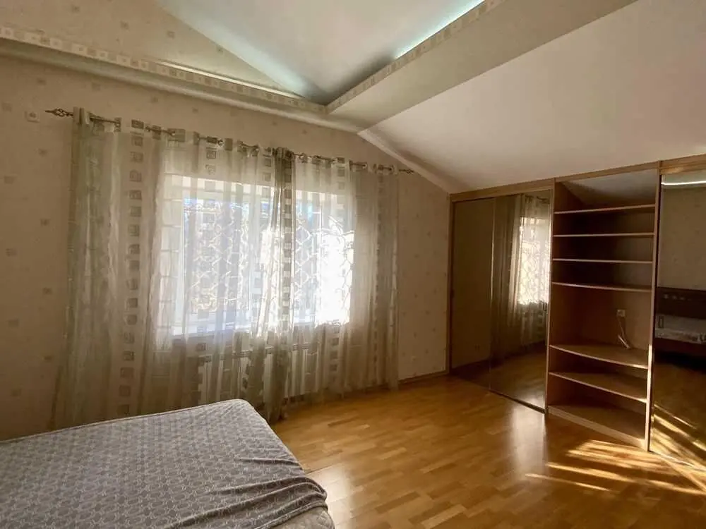 Просторий будинок в тихому центрі 