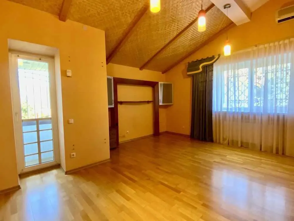 Просторий будинок в тихому центрі 