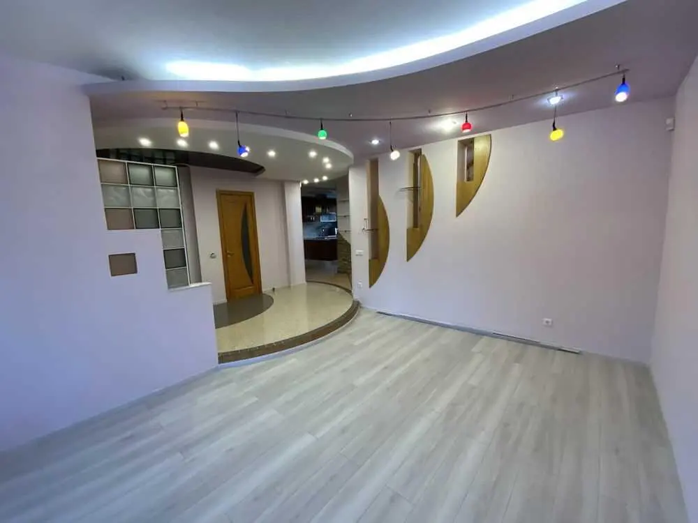 Просторий будинок в тихому центрі 