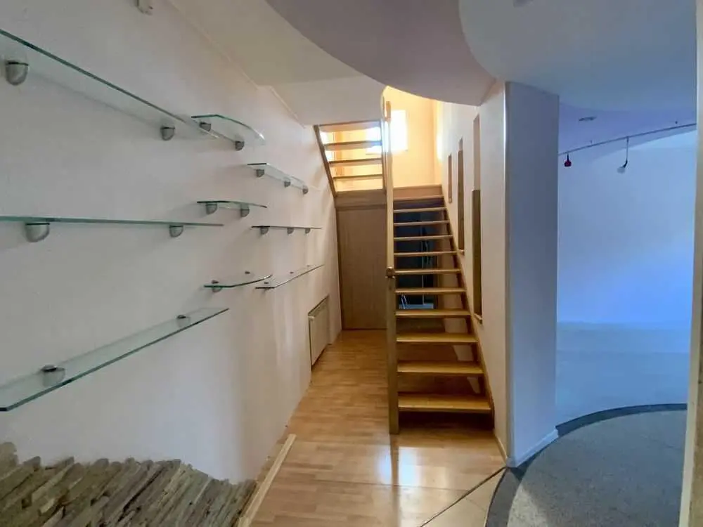 Просторий будинок в тихому центрі 