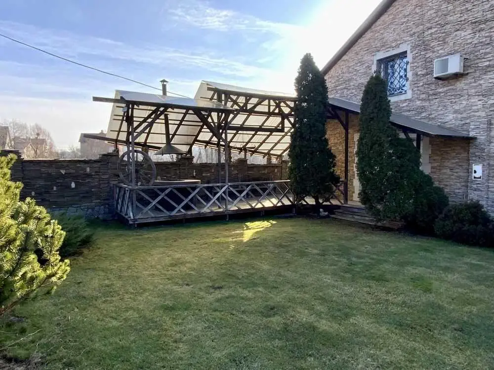 Просторий будинок в тихому центрі 