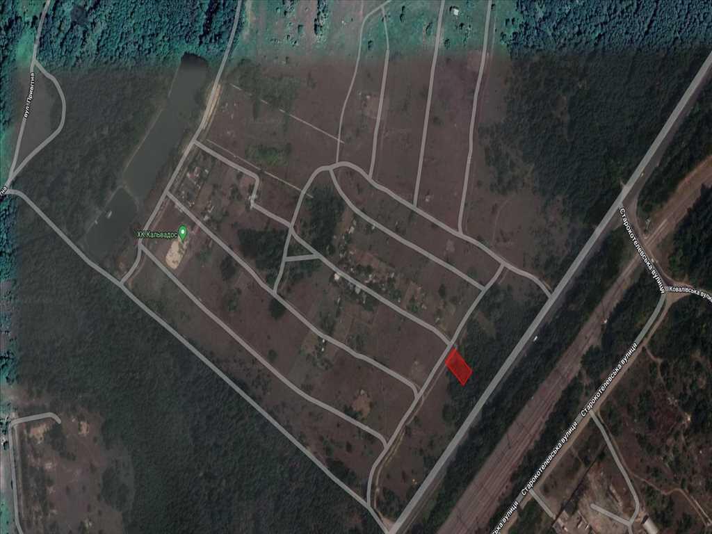 Ділянки поміж соснових насаджень, межа міста!