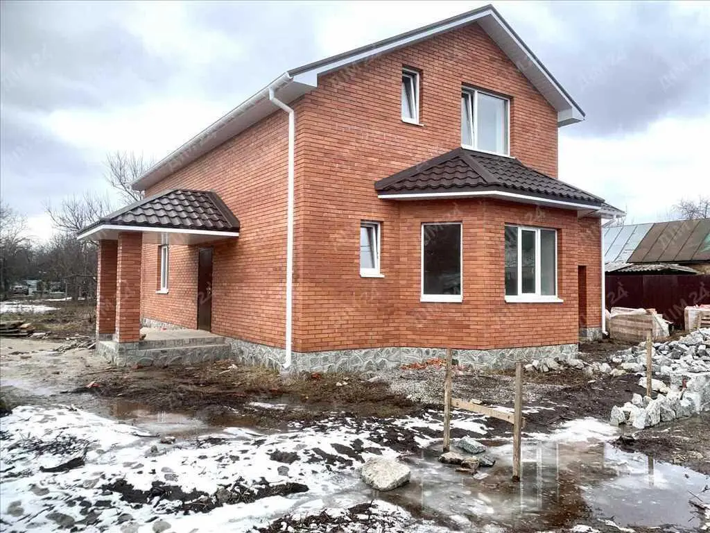 Сучасний будинок з комунікаціями та з внутрішніми роботами