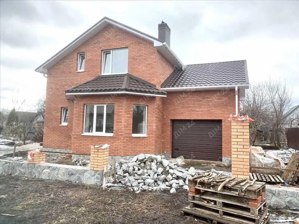 Сучасний будинок з комунікаціями та з внутрішніми роботами