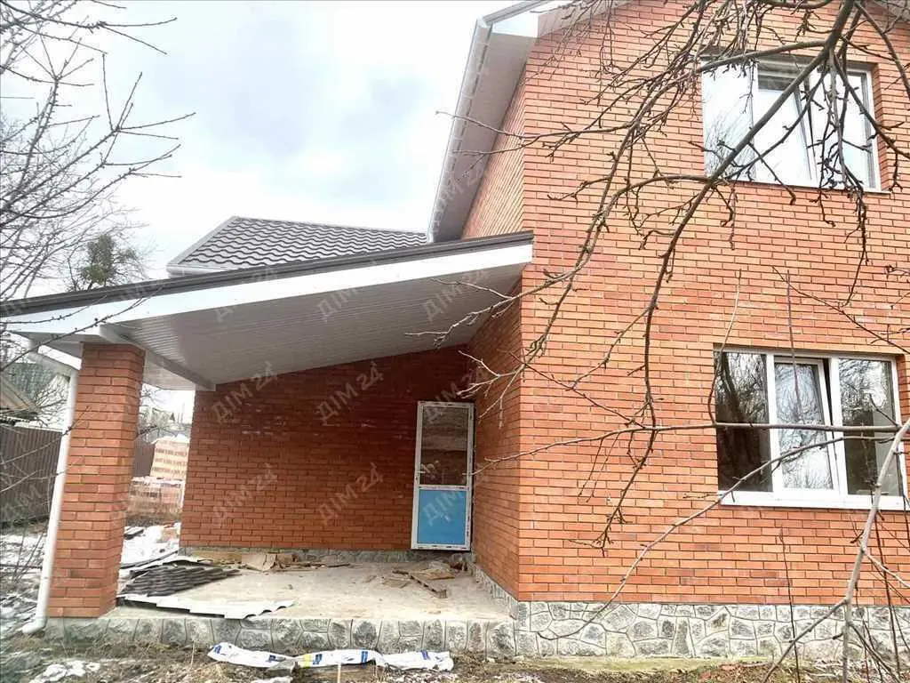 Сучасний будинок з комунікаціями та з внутрішніми роботами