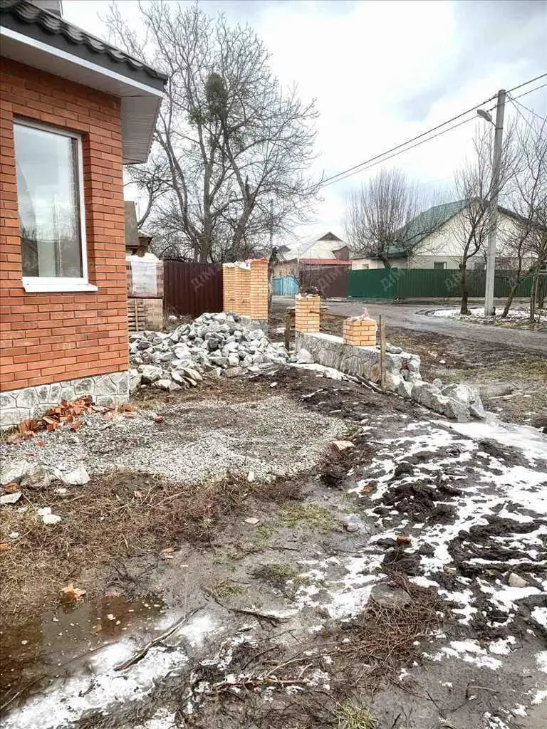 Сучасний будинок з комунікаціями та з внутрішніми роботами