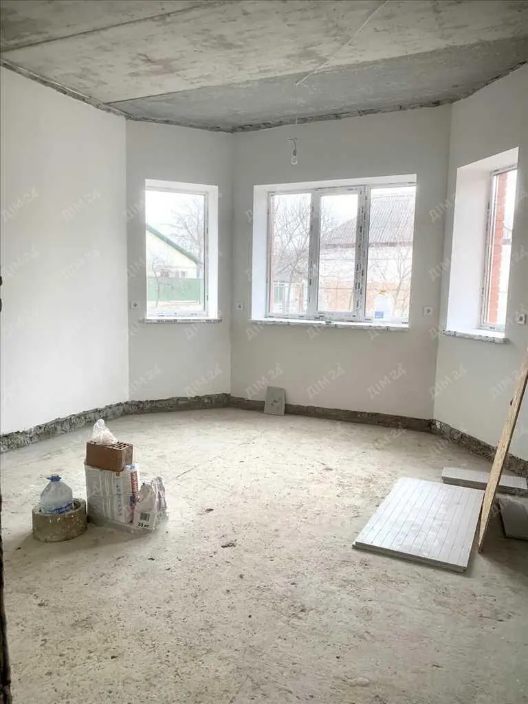 Сучасний будинок з комунікаціями та з внутрішніми роботами