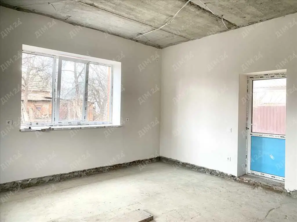 Сучасний будинок з комунікаціями та з внутрішніми роботами